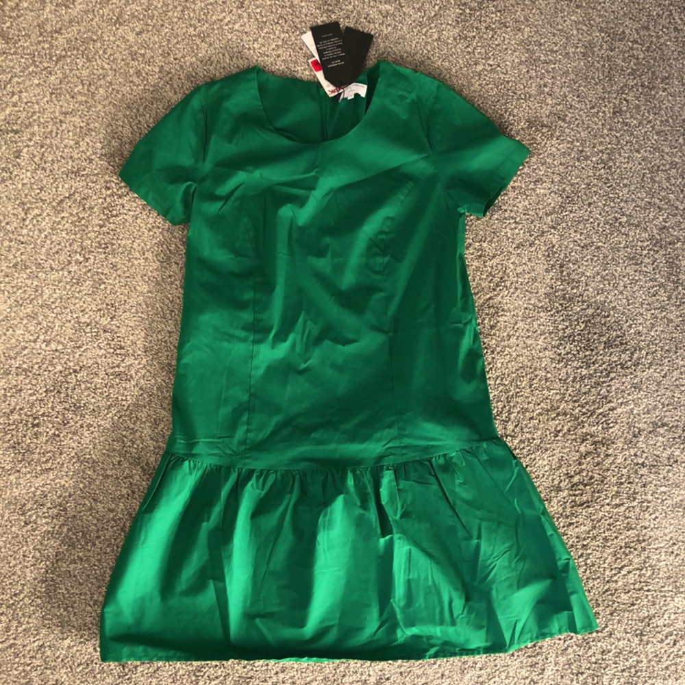 Green knee-length dress